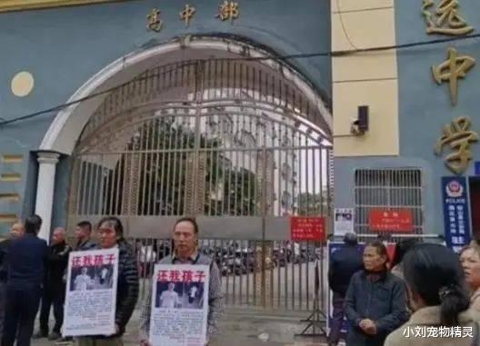 胡鑫宇事件有同学站出来爆料，胡鑫宇谈恋爱，意外发现女友被侵犯