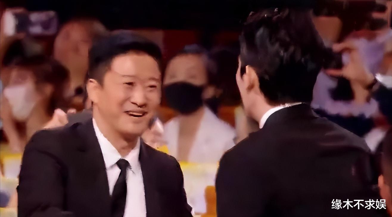 芒果台|朱一龙金鸡影帝被质疑,吴京陈道明表情意味深长,粉丝晒图反驳