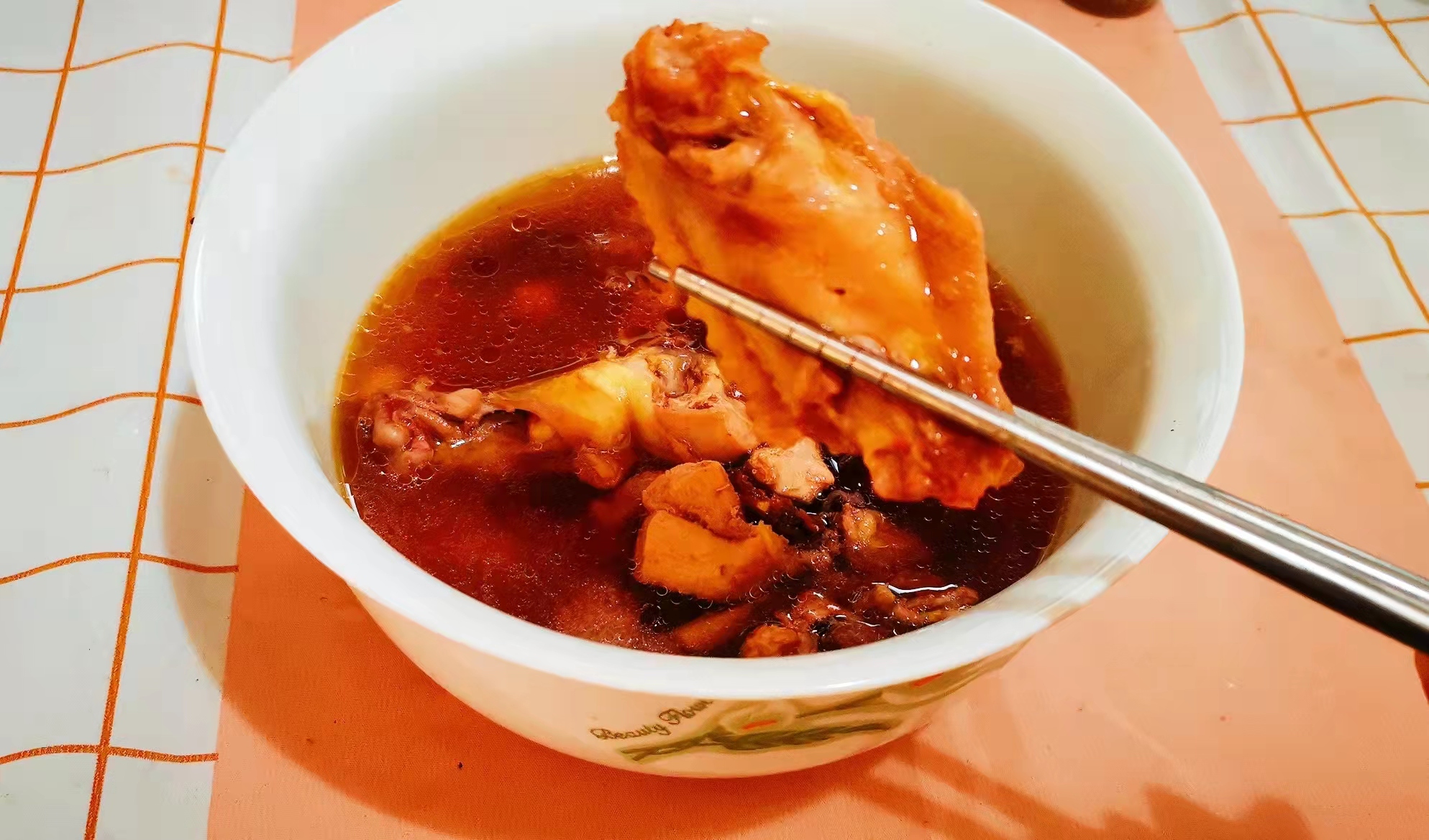 女人过了40岁，别舍不得吃，三天两头就喝一碗，脸色红润气质佳