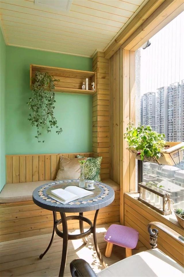 如今谁还砌红砖包阳台排水管，直接裹一圈麻绳，成本2块钱不到！