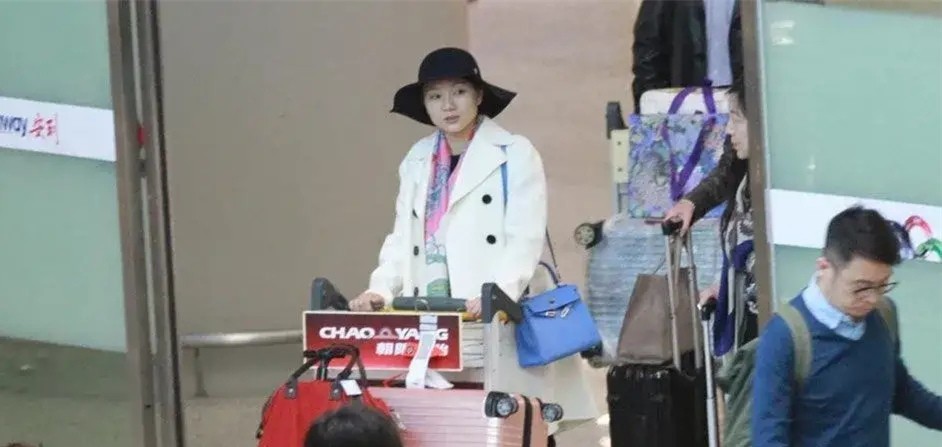 张艺谋|张艺谋妻子认真过冬也很美！大衣配印花丝巾优雅，高级与时尚并存