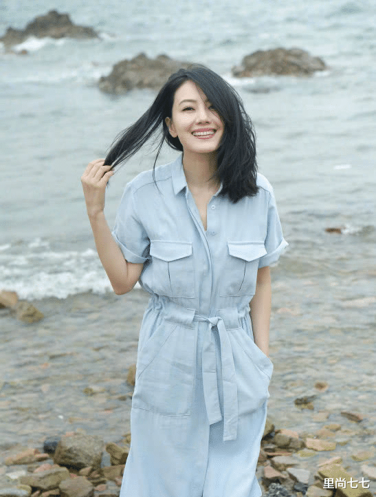 高圆圆带女儿玩，3岁女儿侧脸五官饱满，她少女风打扮太嫩了