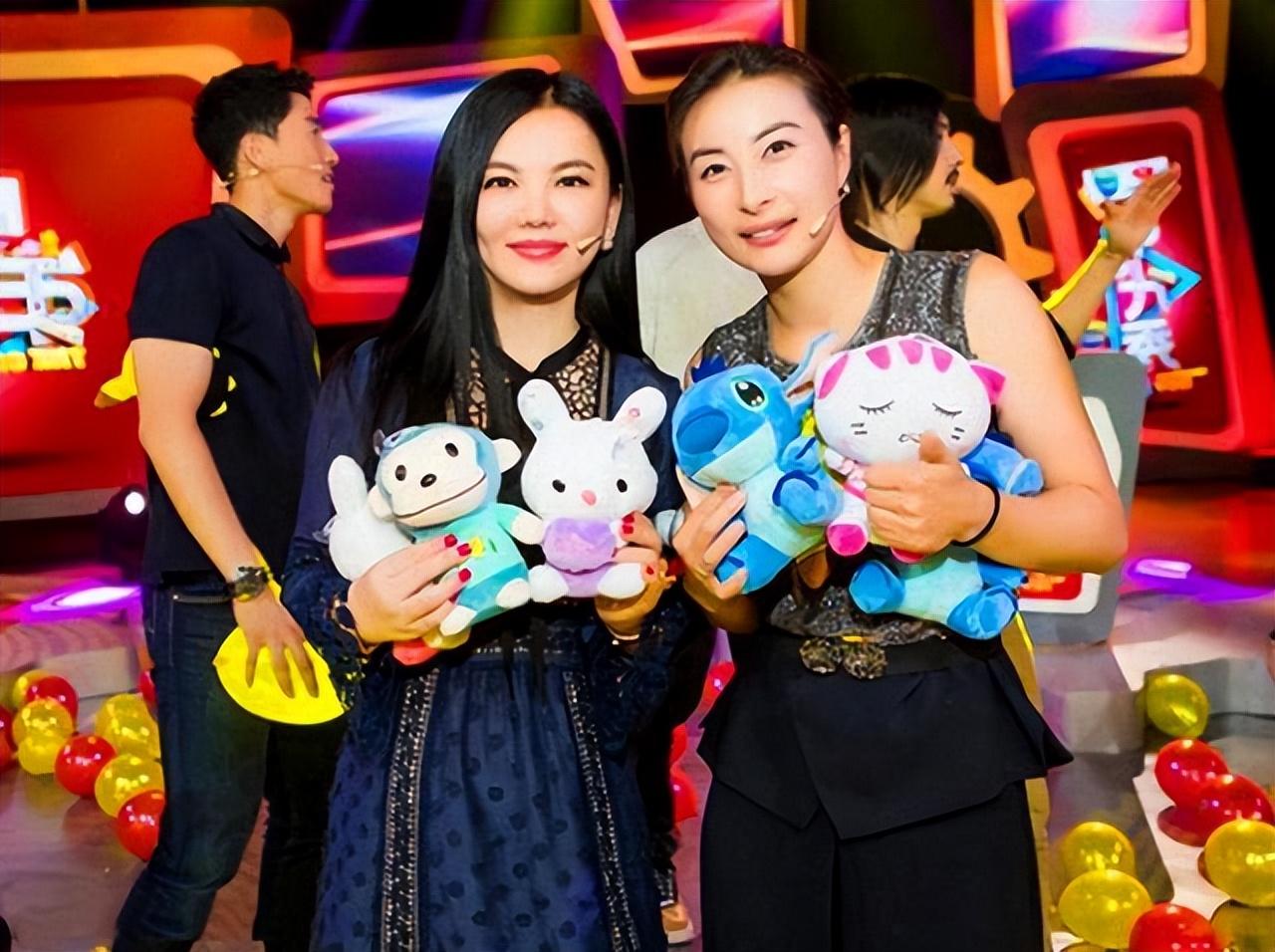 郭晶晶|李湘穿镂空裙同框郭晶晶，身材丰满但气势足，看着更像是阔太