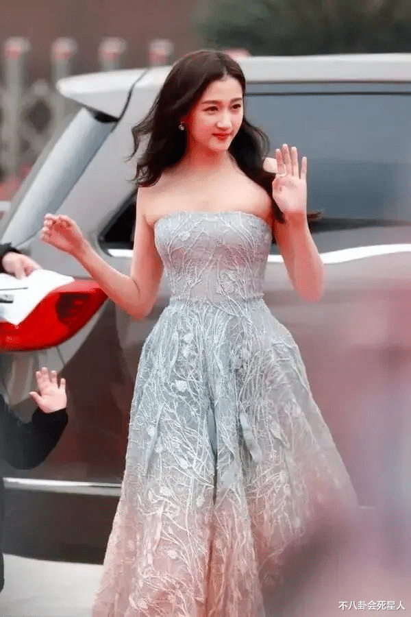 金·卡戴珊|骨折、露屁股、挤出赘肉！7位女星硬挤小一号礼裙，看得我好尴尬