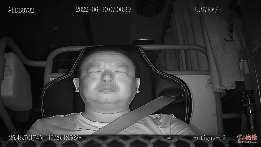 顶格处罚!高速公路上,一司机9分钟内连续4次闭眼