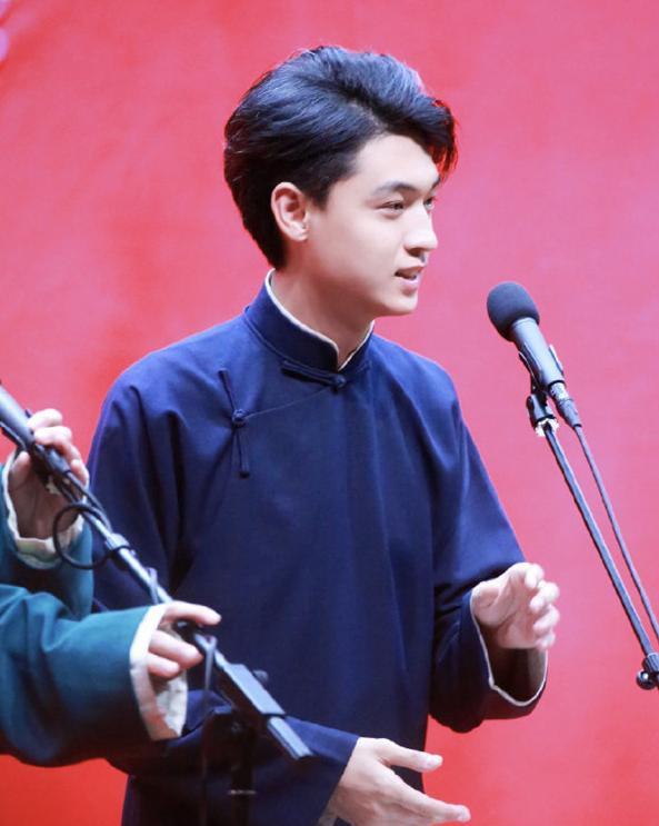 秦霄贤|德云社秦霄贤乌镇戏剧节，拍照站位引发关注，老秦真是闷头干大事