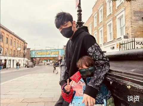 |周杰伦晒游玩照，和昆凌怀抱小女儿画面温馨，罗密欧比耶超帅气