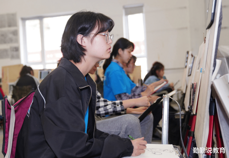 央视|中国传媒大学“校草”走红，长相冷峻且精致，网友：央视喜欢的脸