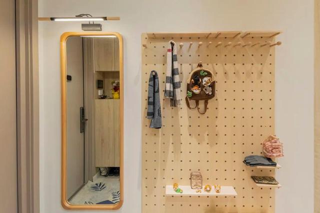 她家只有60㎡,在客厅隔出儿童房,全屋打满柜子,被邻居夸真明智