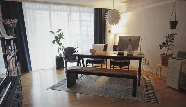 50小户坚持“不要客厅，不买沙发”，挤出个大书房，都夸有远见