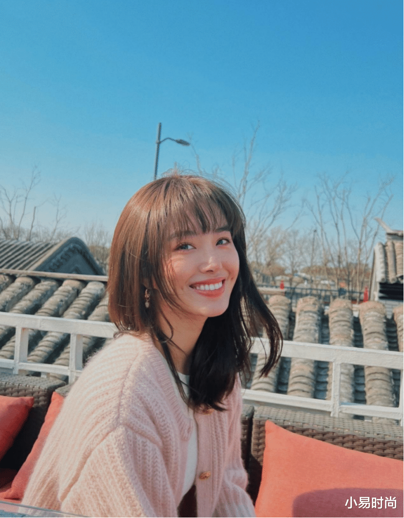 春夏 杨采钰换了个刘海就像换了个人！温暖穿搭也很减龄，一起来学学吧