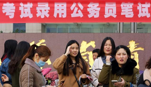 年终奖|公务员迎来“新变动”，年终奖暂停发放，说好的“铁饭碗”呢？