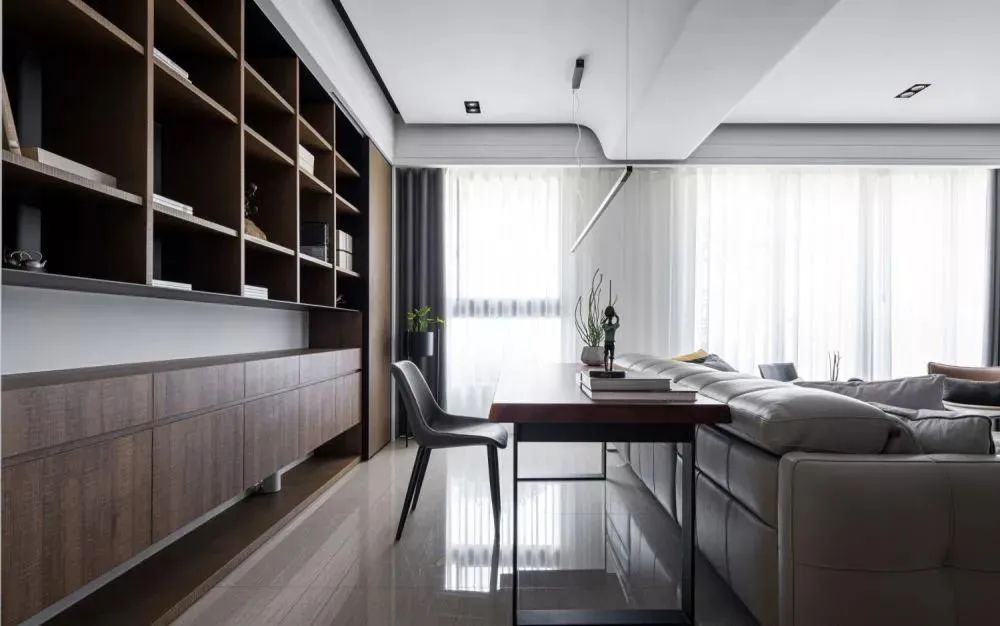 自从把沙发挪了不靠墙,朋友家的客厅都变宽敞了,还多个吧台区!