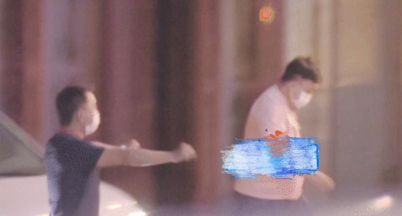 王晶|67岁导演王晶罕见露面，穿粉色短袖好花俏，与美女聚餐后一同离开