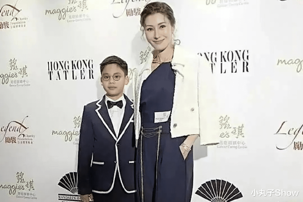 李嘉欣|不老女神!52岁李嘉欣晒出跟朋友聚会照片,露出牙齿大笑没有包袱