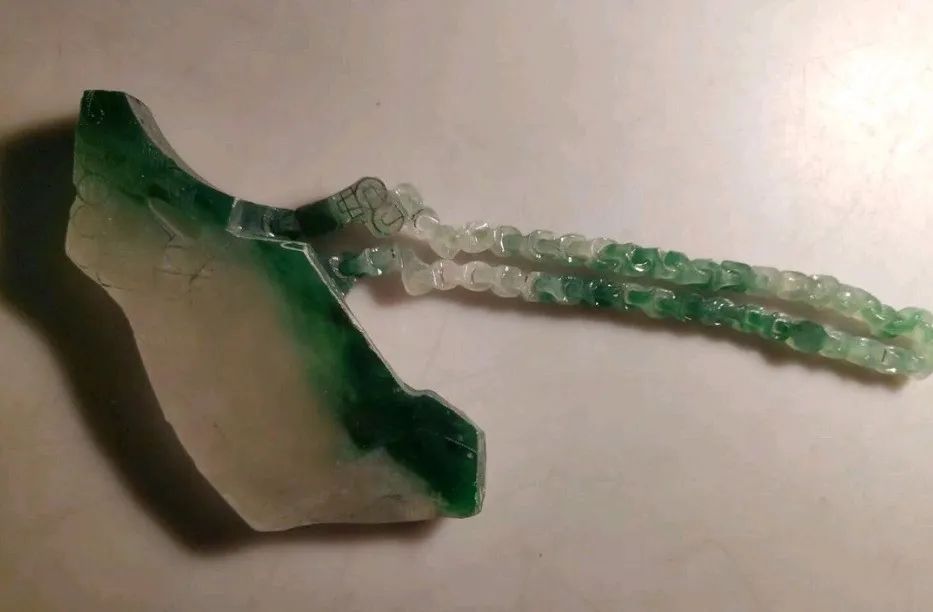 |高冰飘绿翡翠明料，玉雕师采用复杂的雕刻工艺，出来的作品提升多个层次！