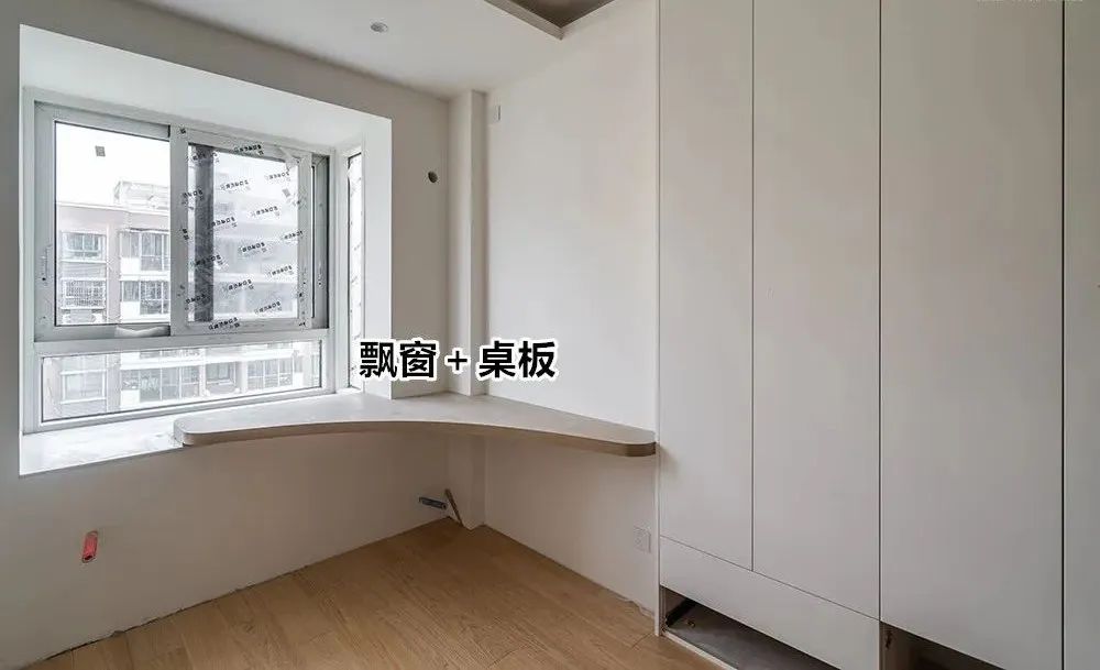 其实飘窗不能砸更省钱,这样跟书桌组合在一起,收纳办公更实用!