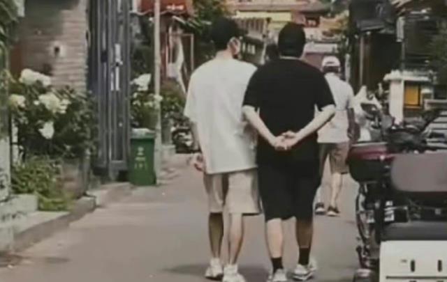 肖战|网友偶遇肖战休假逛街，光看背影就能苏在每个粉丝的心