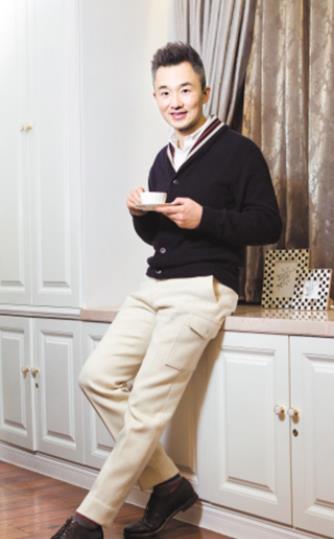 参观程雷住的豪宅，衣帽间设计相当豪华，做了一整面墙的柜子