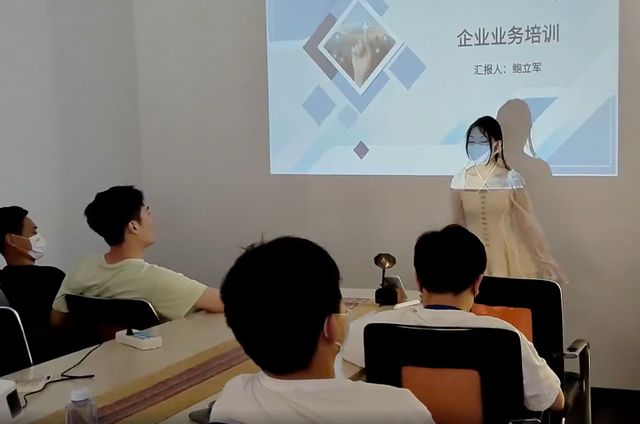 上海:女大学生上班迟到被抓包,老板:换个短裙在会议室跳个舞吧