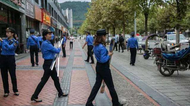 没人同情!23岁女城管“劝架时”被打哭,同事:眼角缝了三针!