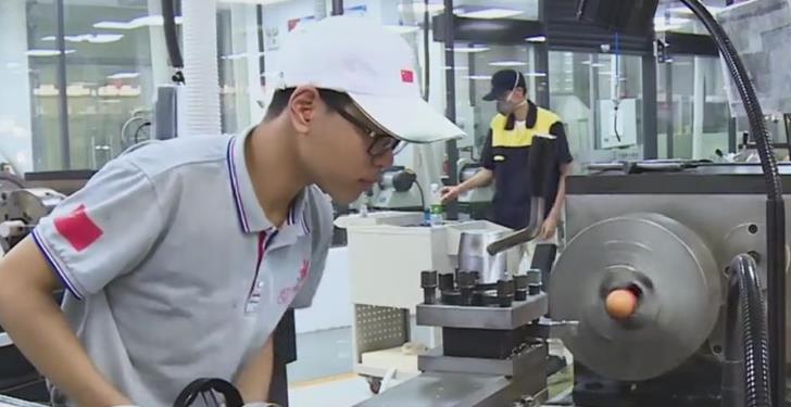 大专生用车床剥生鸡蛋不破不漏，当事人：每天训练14小时
