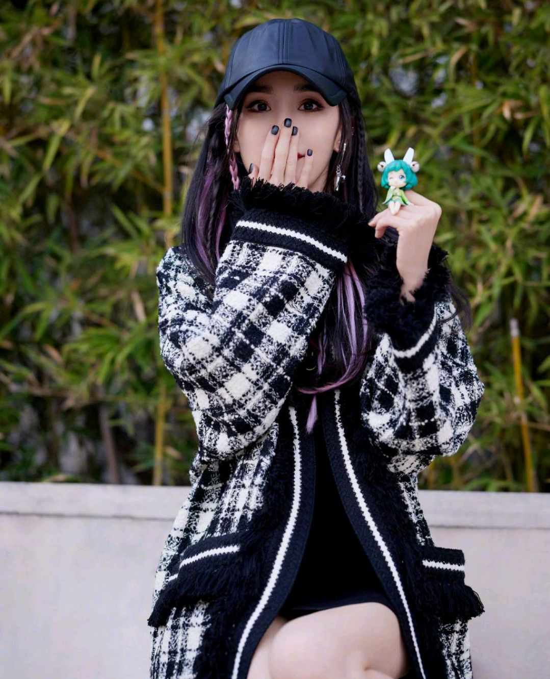 杨幂|假发带绑头上尽显青春活力，35岁杨幂，愈发变得“少女”了