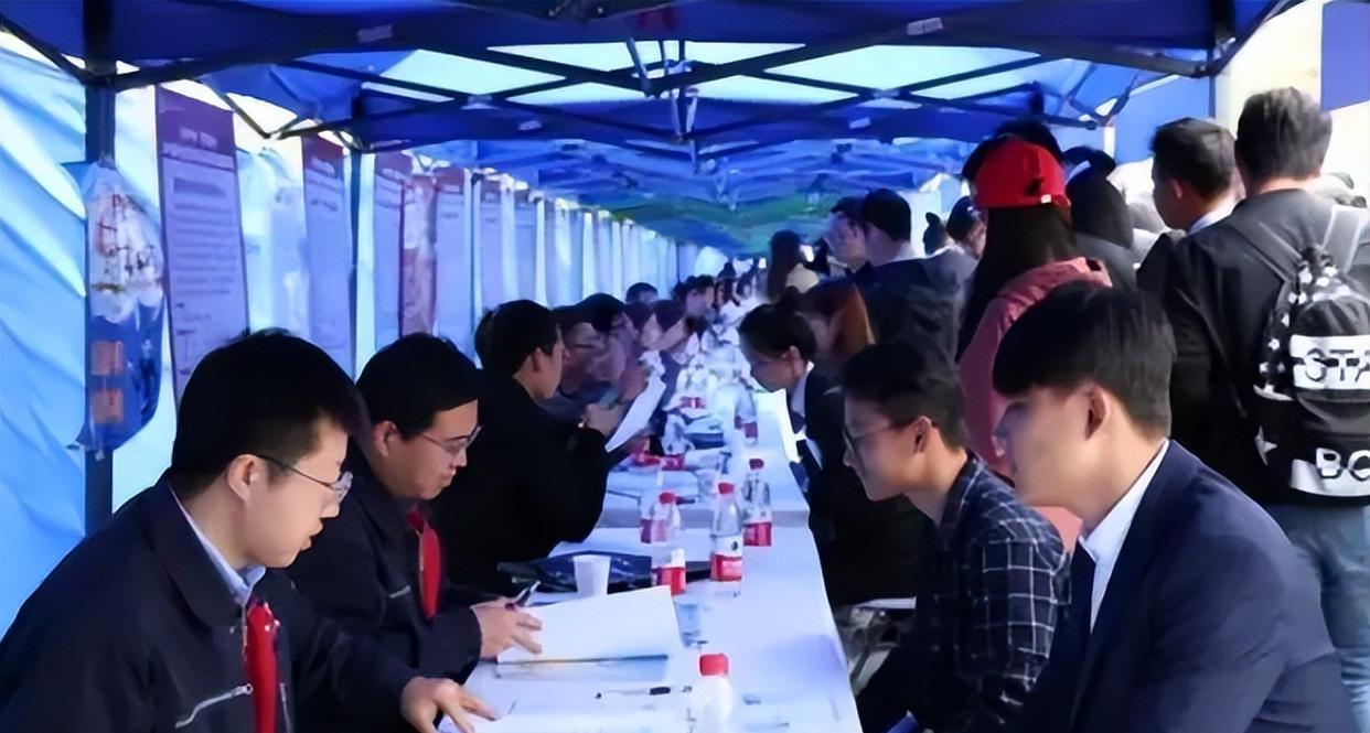 国企|中年危机提前了？名校毕业生工作3年后被裁，面试俩月屡屡碰壁