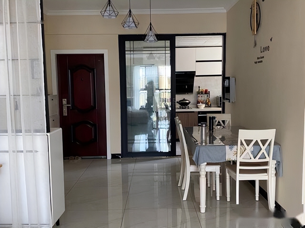 这就是被网友们取笑的出租房装修,不吊顶只走石膏线,效果很满意