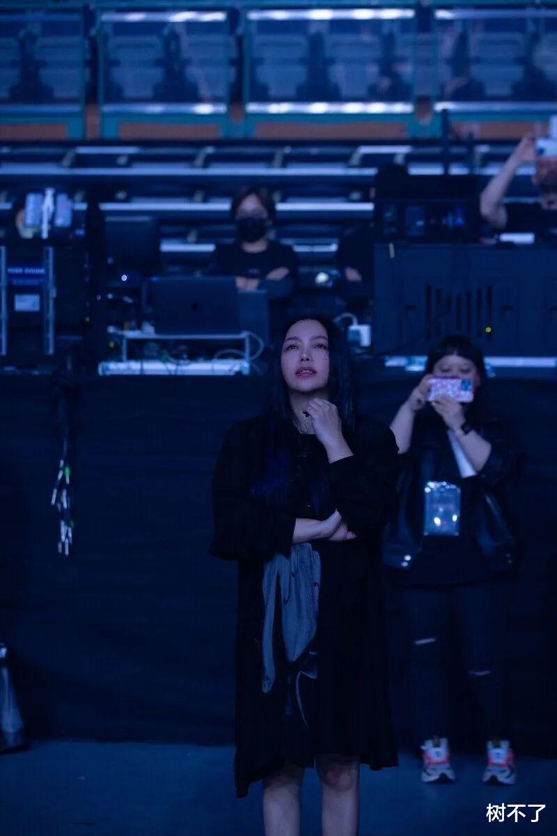 演唱会|天后的演唱会:被投诉、感染、玩梗、下跪……