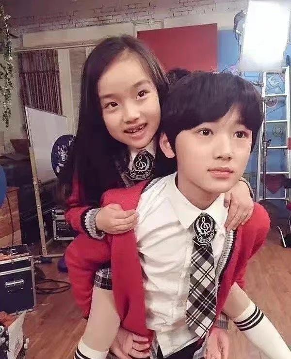 宋亚轩|宋亚轩“秒认”易烊千玺，和关晓彤跳舞时，“绅士手”被力赞