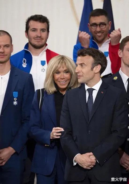 埃马纽埃尔·马克龙|68岁马克龙夫人久违现身，小动作示爱44岁丈夫，忘情相拥爱得热烈