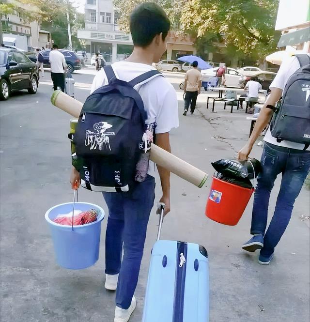 海南|本科生隐瞒学历进厂“打螺丝”，真相让人哑然，戳痛了多少人的心