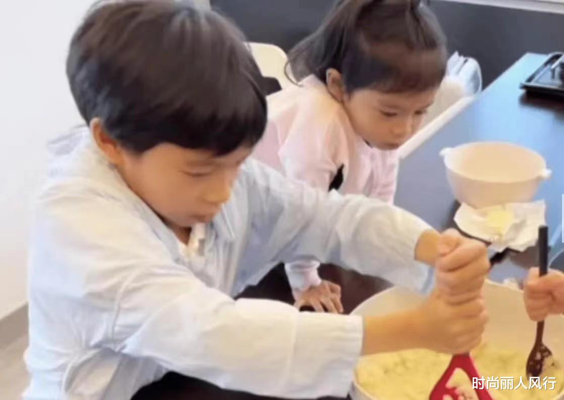 穿衣搭配|霍启刚过父亲节！罕见晒小女儿正脸照，穿休闲装太可爱和哥哥一样