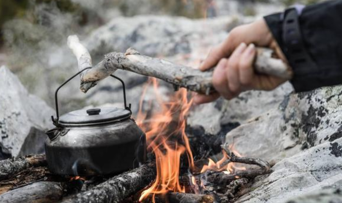 老人露天烧饭,却被罚600元,难道这也能产生污染?