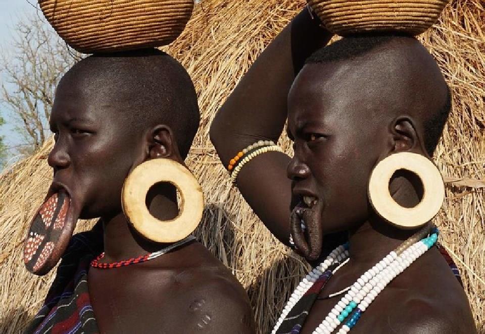 围巾 以大嘴为美的非洲盘唇族：嘴唇越大彩礼越多，不盘唇就嫁不出去