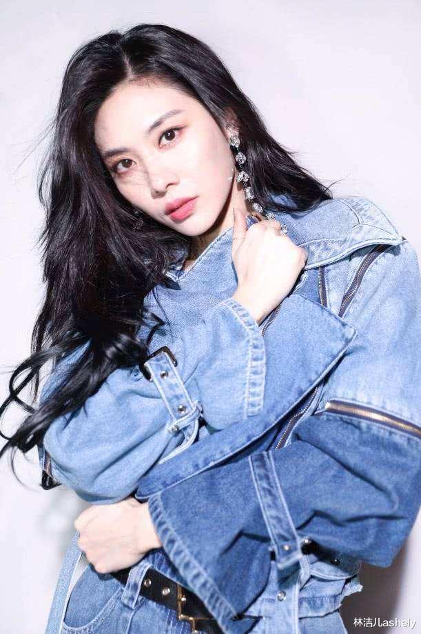 王霏霏|王霏霏黑白礼服诠释复古气质，《浪姐》未出道真是让人太意难平了