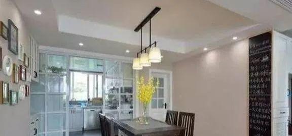 111㎡标准三居室:进门鞋柜很特别,兼具收纳与涂鸦记事本功能