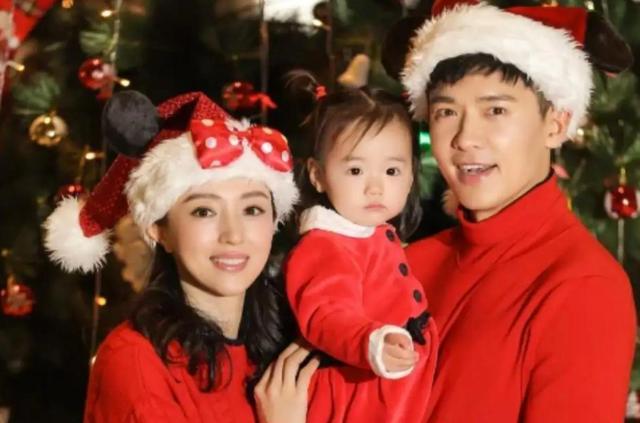 高云翔|高云翔弹唱为6岁女儿庆生，他和董璇离婚后，小酒窝依旧被爱包围