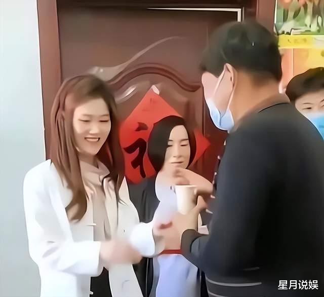 大衣哥儿媳官宣怀孕,是对双胞胎已有1个多月,朱小伟贴身照顾