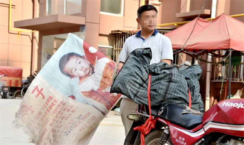 儿子出生22天被偷,16年后寻回时,被人割了舌头,折磨成一级残疾