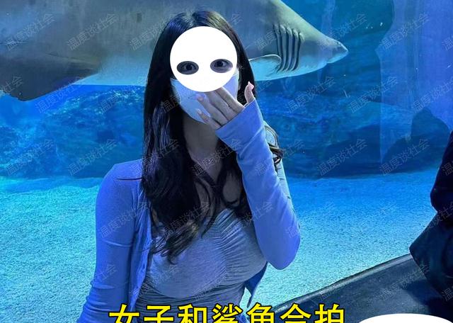 衣服上有纹理?一女子去海洋公园看鲨鱼,她衣服上的纹理引人注意
