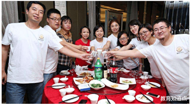 聚会|参加初中同学聚会，老公垫付6600，说好AA制，3人没给，两败俱伤