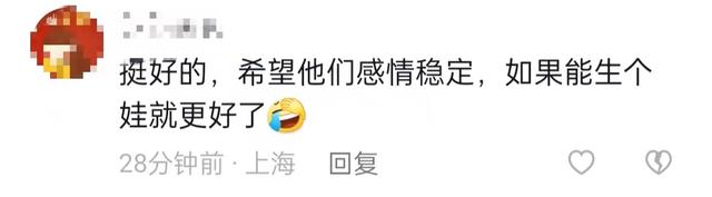 潘粤明|潘粤明携小10岁女友聚餐,抚摸背部动作亲密恩爱