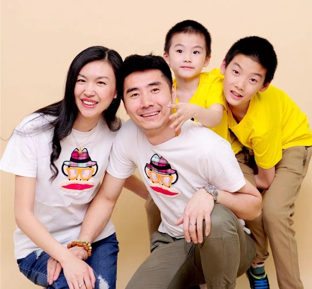 中国第一位盲人模特:曾因失明自杀,一个男人救了她,如今生了两个儿子幸福美满