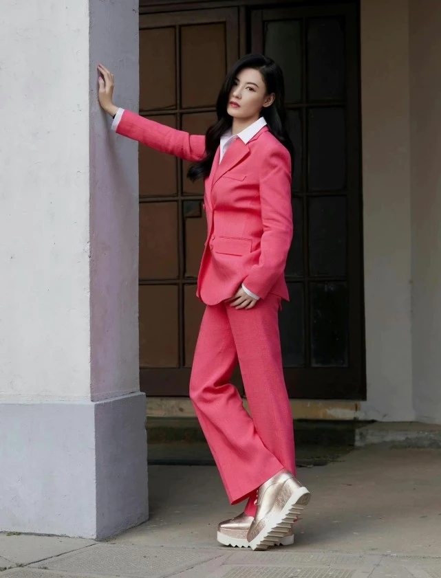 张柏芝|41岁张柏芝终于现身！素颜出行美貌却开挂，开车带儿子兜风真潇洒