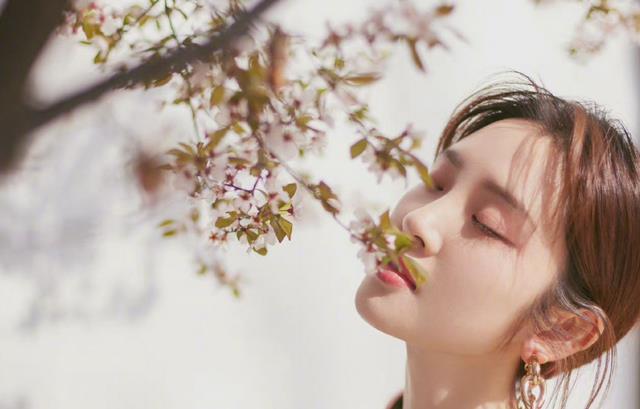 唐艺昕|辣妈唐艺兮晒春日美照，黄色连衣裙少女感十足，幸福的味道！