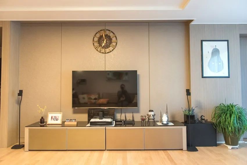 100㎡户型,客厅无主灯,搭配木饰板,务实不花哨