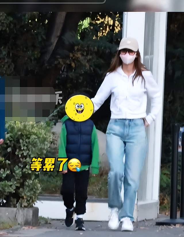 小海绵|?5岁小海绵机场接妈妈杨颖!身高出众打扮时尚,全程蹦跳太兴奋