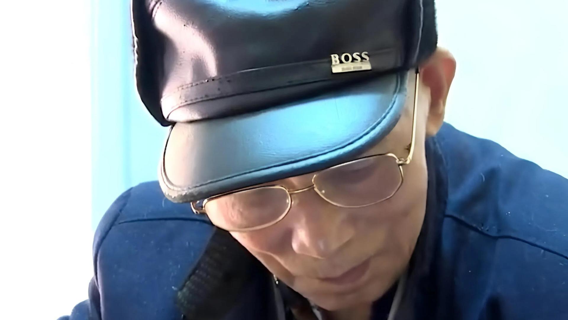 ?84岁老人迷恋50岁女子，竟爬管道下楼约会！